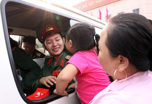 "Cháu chúc cô lên đường may mắn"