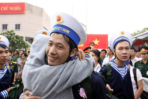 Chiến sĩ trẻ chia tay bạn gái lên đường