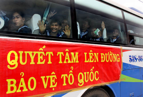 Các chiến sĩ mới vẫy tay chào người thân lên đường làm nhiệm vụ