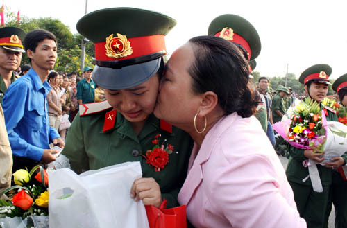 Phút chia tay xúc động của nữ tân binh với người thân