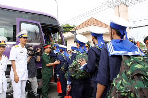 Lửa đã cháy, trống đã điểm các thanh niên lên đường nhập ngũ