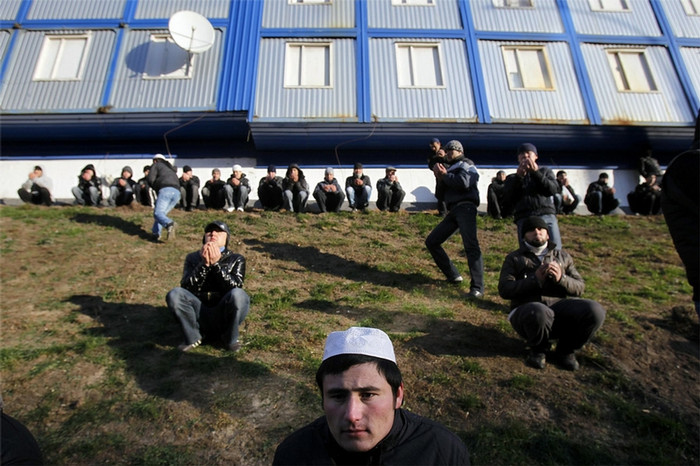 Cũng giống như tại nhiều quốc gia khác, người nhập cư, đặc biệt là những đối tượng lao động không có phép luôn phải chịu sự kiểm soát hết sức gay gắt của chính quyền sở tại. Cũng giống như tại nhiều quốc gia khác, người nhập cư, đặc biệt là những đối tượng lao động không có phép luôn phải chịu sự kiểm soát hết sức gay gắt của chính quyền sở tại.