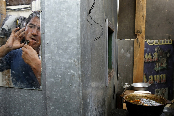 Họ tìm thấy ở Moscow nơi kiếm tiền dễ dàng hơn để gửi về quê giúp đỡ gia đình. Rất nhiều người nhập cư chạy đến Moscow khi các nội chiến ở quốc gia mình nổ ra. Họ tìm thấy ở Moscow nơi kiếm tiền dễ dàng hơn để gửi về quê giúp đỡ gia đình. Rất nhiều người nhập cư chạy đến Moscow khi các nội chiến ở quốc gia mình nổ ra.