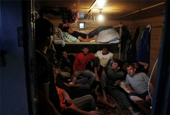 Thực tế con số này còn cao hơn rất nhiều thống kê ước tính 8 đến 10 triệu. Người nhập cư ở các khu vực nội và ngoại ô Moscow chủ yếu đến từ các quốc gia Trung Á từ cách đây 20 năm. Thực tế con số này còn cao hơn rất nhiều thống kê ước tính 8 đến 10 triệu. Người nhập cư ở các khu vực nội và ngoại ô Moscow chủ yếu đến từ các quốc gia Trung Á từ cách đây 20 năm.