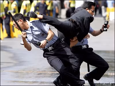 Nhân viên an ninh lĩnh trọn một cú đá