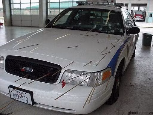 Xe cảnh sát trúng tên