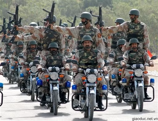 Nghi thức diễu binh kỳ lạ