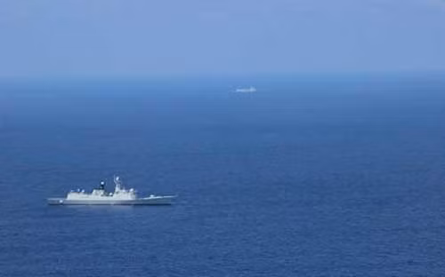 Hình ảnh hai tàu chiến Trung Quốc hoạt động ở Biển Đông được trực thăng MH-60 ghi lại - Ảnh: US Navy.