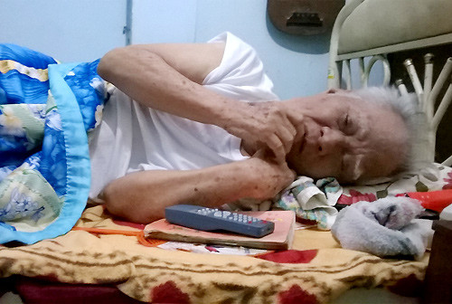 Nhạc sỹ Nguyễn Văn Tý đang sống những ngày tháng tuổi già trong thiếu thốn và bệnh tật. Ảnh: Châu Mỹ - VnExpress.net.