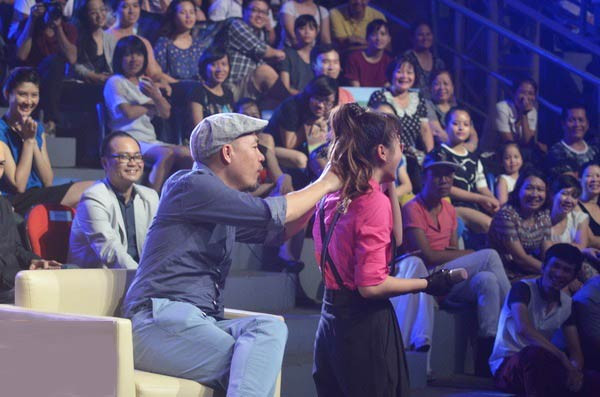 Huy Tuấn tháo nơ của Trần Huyền My