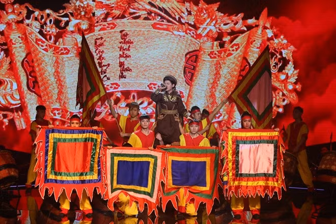 Mai Chí Công quá sức với Dòng máu lạc hồng