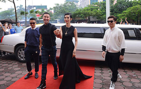 Bốn vị giám khảo bước ra từ chiếc Limousine 4 cửa sang trọng.