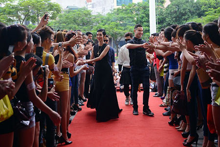 Họ bước đi trong tiếng hò reo và sự cổ vũ của hàng ngàn thí sinh