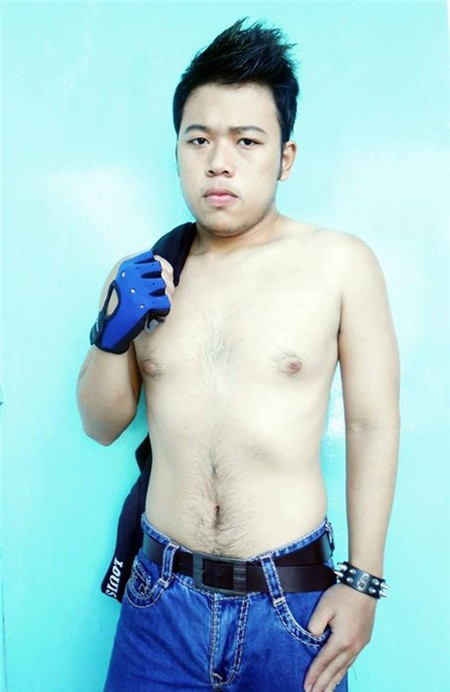 Chàng trai cố gắng nín thở hóp bụng nhưng vẫn để lộ vòng bụng ngấn mỡ