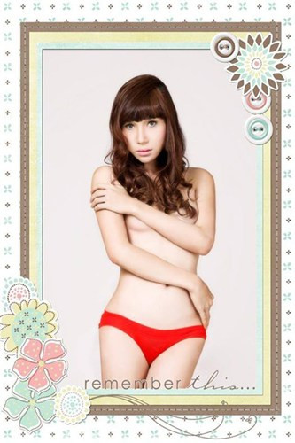 Một thiếu nữ tự tin với hình ảnh bán nude ấn tượng