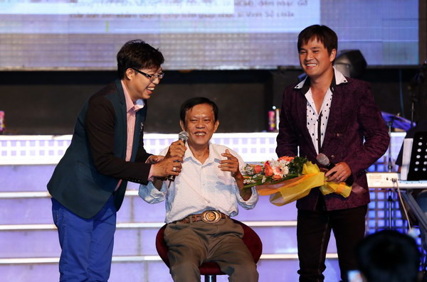 Liệu có quá bất công khi những nhạc sỹ nổi tiếng phải ngửa tay nhận lấy những đồng tiền thiện tâm?. Ảnh: Thanh Niên.