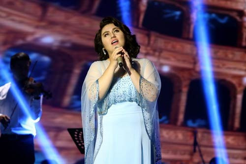 Hạnh Phúc thể hiện đúng sở trường hát tiếng Anh của mình