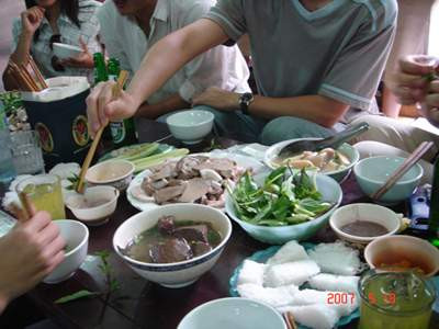 Thức ăn không đảm bảo vệ sinh là nguyên nhân gây tiêu chảy cấp.