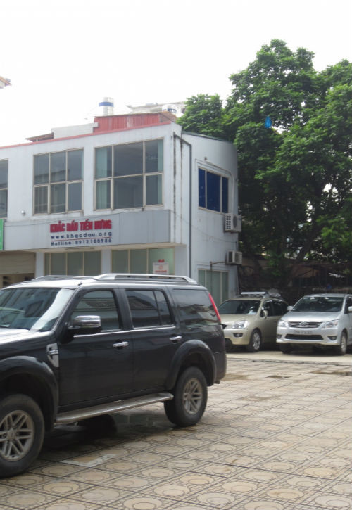 Toàn bộ phần sân trước của tòa nhà, dân cư không được hưởng, không có không gian để vui chơi, sinh hoạt. Thay vào đó, khu vực sân trước này bị biến thành bãi gửi xe và toàn bộ số tiền gửi xe này sẽ được thu bởi... BQL tòa nhà. Toàn bộ phần sân trước của tòa nhà, dân cư không được hưởng, không có không gian để vui chơi, sinh hoạt. Thay vào đó, khu vực sân trước này bị biến thành bãi gửi xe và toàn bộ số tiền gửi xe này sẽ được thu bởi... BQL tòa nhà.