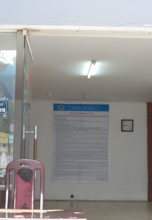 Thường trực bảo vệ ghi đăng ký ra vào tòa nhà thường xuyên vắng mặt ở vị trí trực ban. Chính điều này khiến nhiều hộ dân lo ngại về vấn đề an ninh và không dám cho trẻ nhỏ ra ngoài một mình... Thường trực bảo vệ ghi đăng ký ra vào tòa nhà thường xuyên vắng mặt ở vị trí trực ban. Chính điều này khiến nhiều hộ dân lo ngại về vấn đề an ninh và không dám cho trẻ nhỏ ra ngoài một mình...