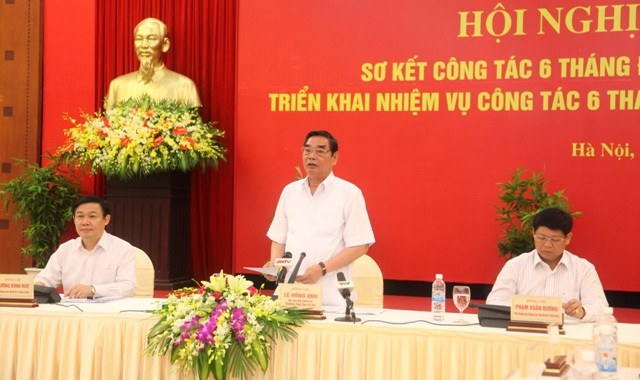 Thường trực Ban Bí thư Lê Hồng Anh chúc mừng và biểu dương những thành tích của Ban Kinh tế Trung ương trong 6 tháng đầu năm 2014. Thường trực Ban Bí thư Lê Hồng Anh chúc mừng và biểu dương những thành tích của Ban Kinh tế Trung ương trong 6 tháng đầu năm 2014.