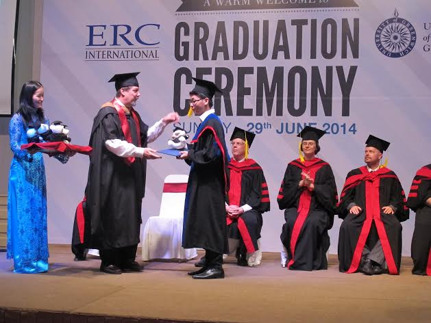 Những sinh viên này được cấp bằng Cử nhân theo chương trình liên kết đào tạo giữa ERC và trường ĐH Greenwich Những sinh viên này được cấp bằng Cử nhân theo chương trình liên kết đào tạo giữa ERC và trường ĐH Greenwich