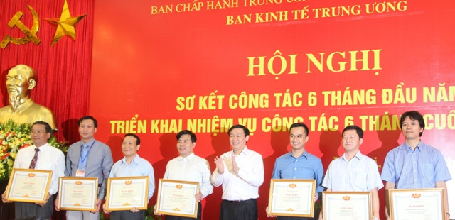 Ban Kinh tế Trung ương quyết định khen thưởng đột xuất năm 2014 tặng Bằng khen của Trưởng Ban Kinh tế Trung ương cho 08 Tập thể đơn vị đã có thành tích xuất sắc... Ban Kinh tế Trung ương quyết định khen thưởng đột xuất năm 2014 tặng Bằng khen của Trưởng Ban Kinh tế Trung ương cho 08 Tập thể đơn vị đã có thành tích xuất sắc...