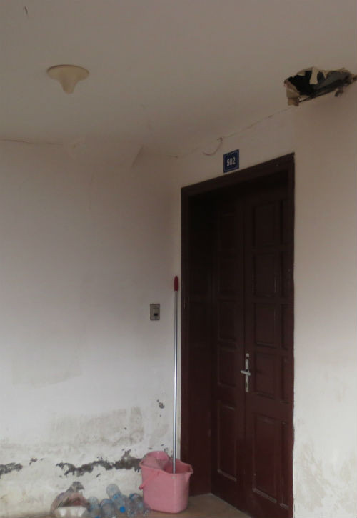 Mặc dù trần thạch cao khu hành lang tầng 5 của tòa nhà đã hỏng từ rất lâu nhưng đến nay vẫn chưa được chủ đầu tư khắc phục, sửa chữa. Mặc dù trần thạch cao khu hành lang tầng 5 của tòa nhà đã hỏng từ rất lâu nhưng đến nay vẫn chưa được chủ đầu tư khắc phục, sửa chữa.