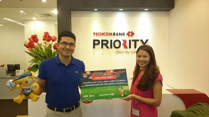 Anh Trần Quốc Việt - Khách hàng may mắn trúng Giải đặc biệt của chương trình. Anh Trần Quốc Việt - Khách hàng may mắn trúng Giải đặc biệt của chương trình.