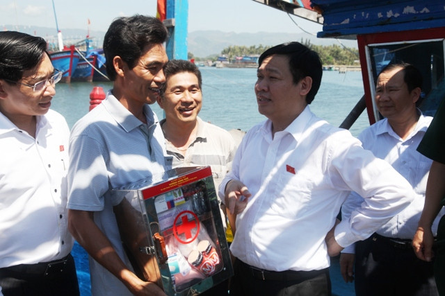 Trước những diễn biến khó lường việc Trung Quốc đưa giàn khoan Hải Dương 981 vào thềm lục địa của Việt Nam, Trưởng Ban Kinh tế Trung ương động viên, căn dặn các ngư dân khi hoạt động đánh bắt trên biển phải chú ý tuân thủ các quy định quốc tế. Trước những diễn biến khó lường việc Trung Quốc đưa giàn khoan Hải Dương 981 vào thềm lục địa của Việt Nam, Trưởng Ban Kinh tế Trung ương động viên, căn dặn các ngư dân khi hoạt động đánh bắt trên biển phải chú ý tuân thủ các quy định quốc tế.