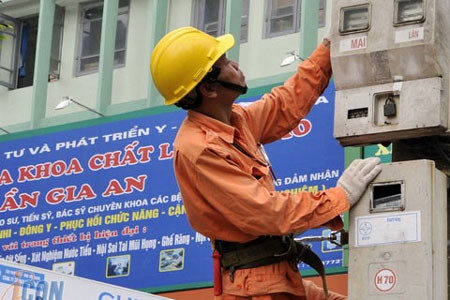 Công nhân điện trèo cột, ghi số điện bằng tay... khó tránh sai sót? Công nhân điện trèo cột, ghi số điện bằng tay... khó tránh sai sót?
