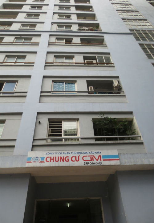 Theo trưởng BQT tòa nhà Hoàng Xuân Quý thì từ khi đưa vào vận hành đến nay phía chủ đầu tư luôn phải bù lỗ nên nhiều hạng mục hỏng cũng chưa thể sửa chữa được. Có thật sự thua lỗ không? Dù đã đưa vào sử dụng từ năm 2006 nhưng đến nay, chung cư này vẫn chưa thành lập Ban quản trị của tòa nhà có sự tham gia của cư dân tại đây nhằm đảm bảo quyền lợi và những yêu cầu chính đáng của người dân theo đúng quy định. Theo trưởng BQT tòa nhà Hoàng Xuân Quý thì từ khi đưa vào vận hành đến nay phía chủ đầu tư luôn phải bù lỗ nên nhiều hạng mục hỏng cũng chưa thể sửa chữa được. Có thật sự thua lỗ không? Dù đã đưa vào sử dụng từ năm 2006 nhưng đến nay, chung cư này vẫn chưa thành lập Ban quản trị của tòa nhà có sự tham gia của cư dân tại đây nhằm đảm bảo quyền lợi và những yêu cầu chính đáng của người dân theo đúng quy định.