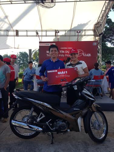 Bà Đào Thị Thơm- Giám đốc Marketing sản phẩm đã trao giải thưởng tới anh Cao Văn Hưng - Khách hàng may mắn trúng Giải nhất của chương trình “Mở thẻ Dreamcard, trúng xe máy Honda” (1/3-30/4/2014).