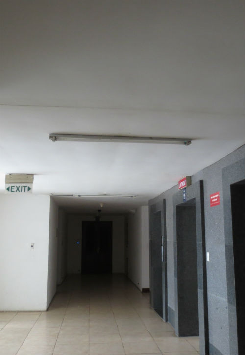 Hệ thống điện chiếu sáng ban đêm tại hành lang tầng 15 đã bị hỏng hóc nhiều tháng nay vẫn chưa được sửa chữa, thay thế. Cùng với đó là một số thiết bị chiếu sáng cũng bị hỏng và chỉ chờ...rơi rụng. Hệ thống điện chiếu sáng ban đêm tại hành lang tầng 15 đã bị hỏng hóc nhiều tháng nay vẫn chưa được sửa chữa, thay thế. Cùng với đó là một số thiết bị chiếu sáng cũng bị hỏng và chỉ chờ...rơi rụng.