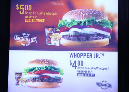 Bảng niêm yết giá tại quầy Burger King - khu cách lý ga đi quốc tế Tân Sơn Nhất. Bảng niêm yết giá tại quầy Burger King - khu cách lý ga đi quốc tế Tân Sơn Nhất.