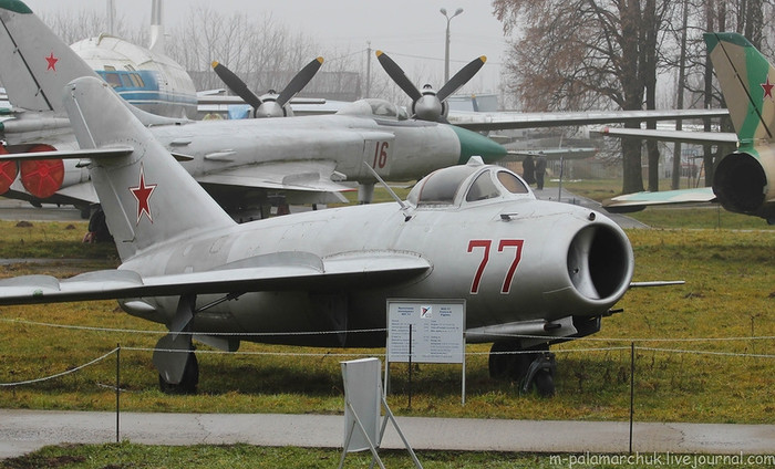 MiG-17. MiG-17.