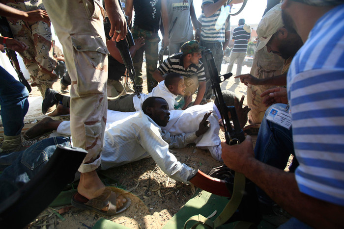 12. Một số tay súng người ủng hộ đại tá Gaddafi bị bắt giữ. 12. Một số tay súng người ủng hộ đại tá Gaddafi bị bắt giữ.