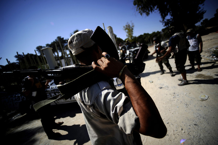 5. Lực lượng phiến quân phong toả một con đường dẫn vào khu rừng ở al-Maser, phía nam Tripoli, nơi họ đã phát hiện nhiều thùng đạn được chôn dưới đất của đại tá Gaddafi. 5. Lực lượng phiến quân phong toả một con đường dẫn vào khu rừng ở al-Maser, phía nam Tripoli, nơi họ đã phát hiện nhiều thùng đạn được chôn dưới đất của đại tá Gaddafi.