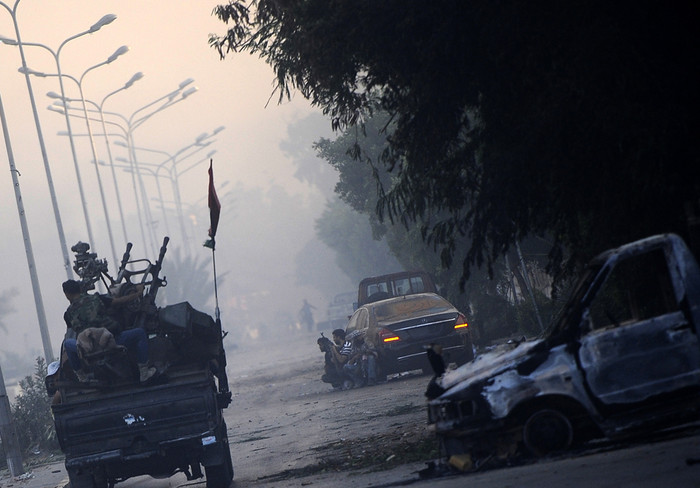 24 .Trên một con phố ở phía nam thủ đô Tripoli. 24 .Trên một con phố ở phía nam thủ đô Tripoli.