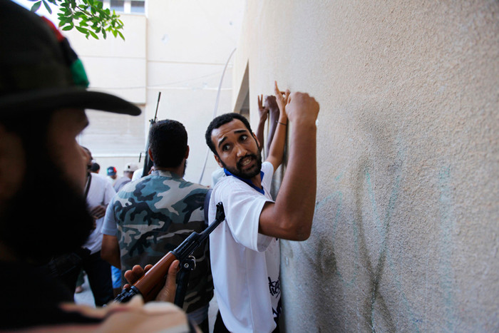 13. Những đội tượng thân đại tá Gaddafi bị phiến quân khống chế 13. Những đội tượng thân đại tá Gaddafi bị phiến quân khống chế