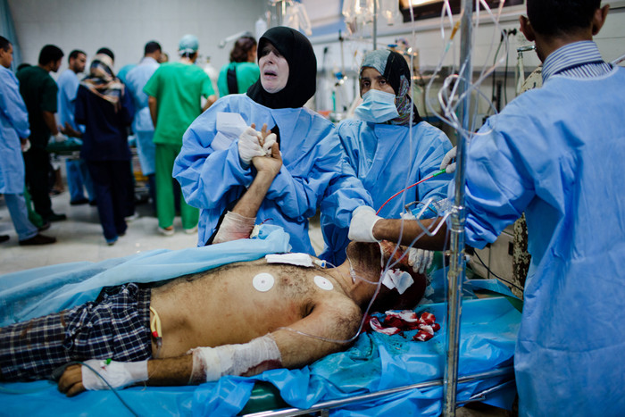 10. Một tay súng của phe nổi dậy bị thương rất nặng. 10. Một tay súng của phe nổi dậy bị thương rất nặng.