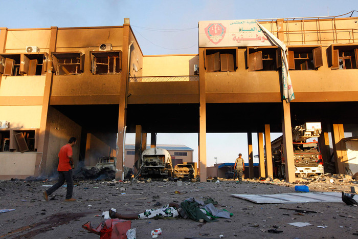 6.Xác của một lính đánh thuê của đại tá Gaddafi bị quân đổi dậy tiêu diệt. 6.Xác của một lính đánh thuê của đại tá Gaddafi bị quân đổi dậy tiêu diệt.