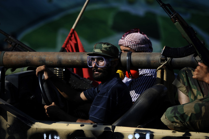 2. Một xe dã chiến gắn hoả lực tự chế của phiến quân Libya trong trận đánh nhằm vào Abu Salim, Tripoli. 2. Một xe dã chiến gắn hoả lực tự chế của phiến quân Libya trong trận đánh nhằm vào Abu Salim, Tripoli.