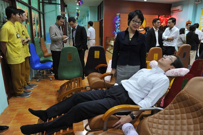 BS. Phạm Thị Kim Loan, Chủ tịch cùng Ban điều hành và Ban Cố vấn của Hệ thống Đức Phúc giới thiệu với ông Naoya Oku những sản phẩm chăm sóc sức khỏe cột sống đã được đăng ký bảo hộ độc quyền. BS. Phạm Thị Kim Loan, Chủ tịch cùng Ban điều hành và Ban Cố vấn của Hệ thống Đức Phúc giới thiệu với ông Naoya Oku những sản phẩm chăm sóc sức khỏe cột sống đã được đăng ký bảo hộ độc quyền.