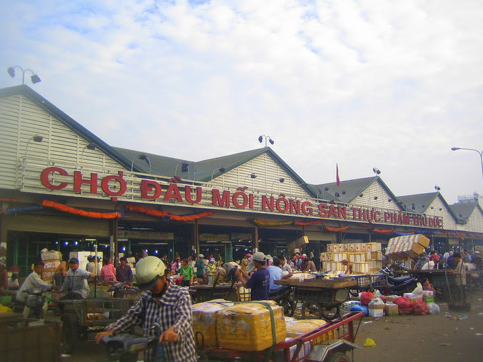 Bà Nguyễn Thị Thanh Hà - Phó Giám đốc Cty Quản lý và kinh doanh chợ đầu mối nông sản thực phẩm Thủ Đức đã chỉ ra rằng: Cước vận tải cũng góp phần khiến giá rau tăng, bất ổn. Nguồn ảnh: panoramio.com. Bà Nguyễn Thị Thanh Hà - Phó Giám đốc Cty Quản lý và kinh doanh chợ đầu mối nông sản thực phẩm Thủ Đức đã chỉ ra rằng: Cước vận tải cũng góp phần khiến giá rau tăng, bất ổn. Nguồn ảnh: panoramio.com.