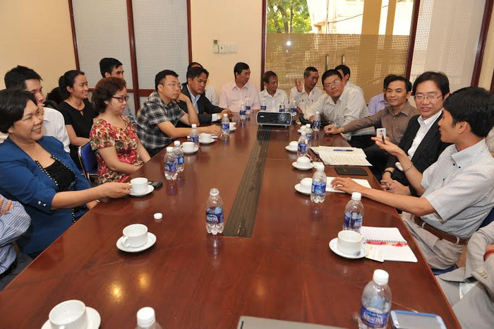 Ông Nayoa Oku (thứ 2 từ phải sang) rất thích thú khi được chia sẻ thực tế Quản trị tài sản trí tuệ từ các doanh nghiệp là thành viên của Câu lạc bộ Quản trị viên Tài sản Trí tuệ TP.Hồ Chí Minh . Ông Nayoa Oku (thứ 2 từ phải sang) rất thích thú khi được chia sẻ thực tế Quản trị tài sản trí tuệ từ các doanh nghiệp là thành viên của Câu lạc bộ Quản trị viên Tài sản Trí tuệ TP.Hồ Chí Minh .