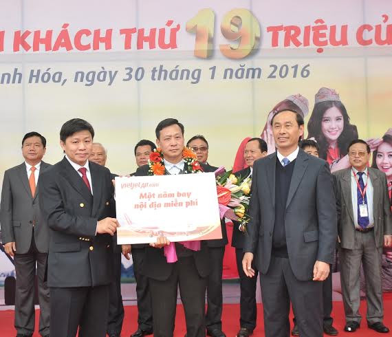 Hành khách may mắn đã được Vietjet tặng “Một năm bay miễn phí”.