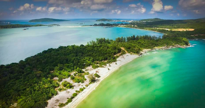 Nằm ở Mũi Ông Đội – rẻo đất hai mặt biển độc đáo hiếm có trên thế giới, thiên đường nghỉ dưỡng Premier Village Phu Quoc Resort là nơi du khách được chiêm ngưỡng mặt trời mọc và lặn trên biển ở cùng một vị trí. Nằm ở Mũi Ông Đội – rẻo đất hai mặt biển độc đáo hiếm có trên thế giới, thiên đường nghỉ dưỡng Premier Village Phu Quoc Resort là nơi du khách được chiêm ngưỡng mặt trời mọc và lặn trên biển ở cùng một vị trí.