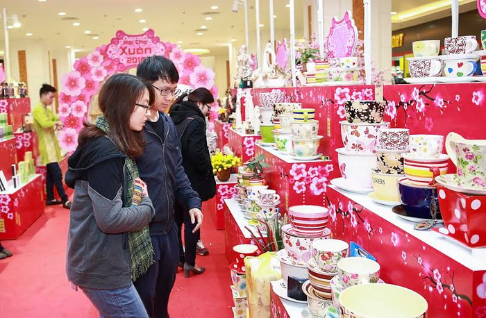 Mùa mua sắm cuối năm tưng bừng với hàng loạt các chương trình ưu đãi khuyến mại của các thương hiệu lớn.