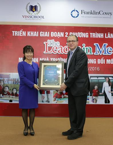 Bà Lê Mai Lan - Phó Chủ tịch Tập đoàn Vingroup, Chủ tịch Hội đồng giáo dục Vinschool và ông Peter Kasic - Phó chủ tịch Tổ chức Franklin Covey Toàn cầu trong Lễ ký kết triển khai giai đoạn 2 chương trình "The Leader in Me". Bà Lê Mai Lan - Phó Chủ tịch Tập đoàn Vingroup, Chủ tịch Hội đồng giáo dục Vinschool và ông Peter Kasic - Phó chủ tịch Tổ chức Franklin Covey Toàn cầu trong Lễ ký kết triển khai giai đoạn 2 chương trình "The Leader in Me".